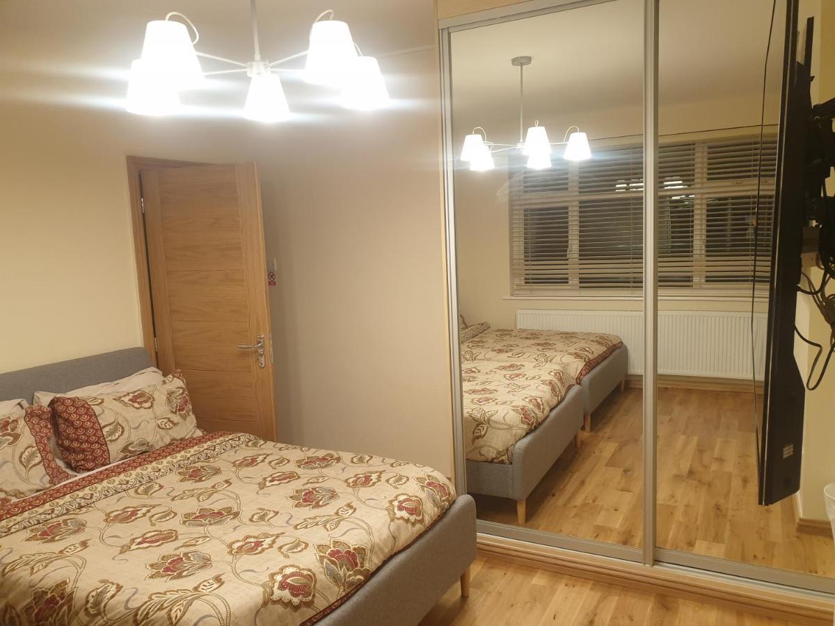 London Luxury 3 Bedroom Flat 1Min Walk From Underground, With Free Parking Sleeps X10 Luaran gambar
